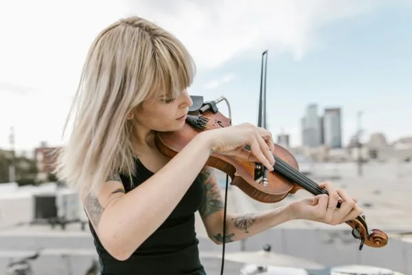 6 violonistes qui floutent les frontières entre classique et variété, à découvrir d’urgence !