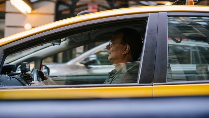 chauffeur de taxi : ce que votre assurance doit vraiment couvrir