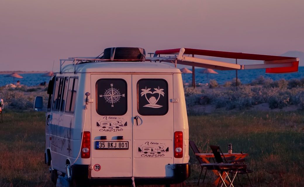 Partir camper en août sans y laisser un mois de salaire